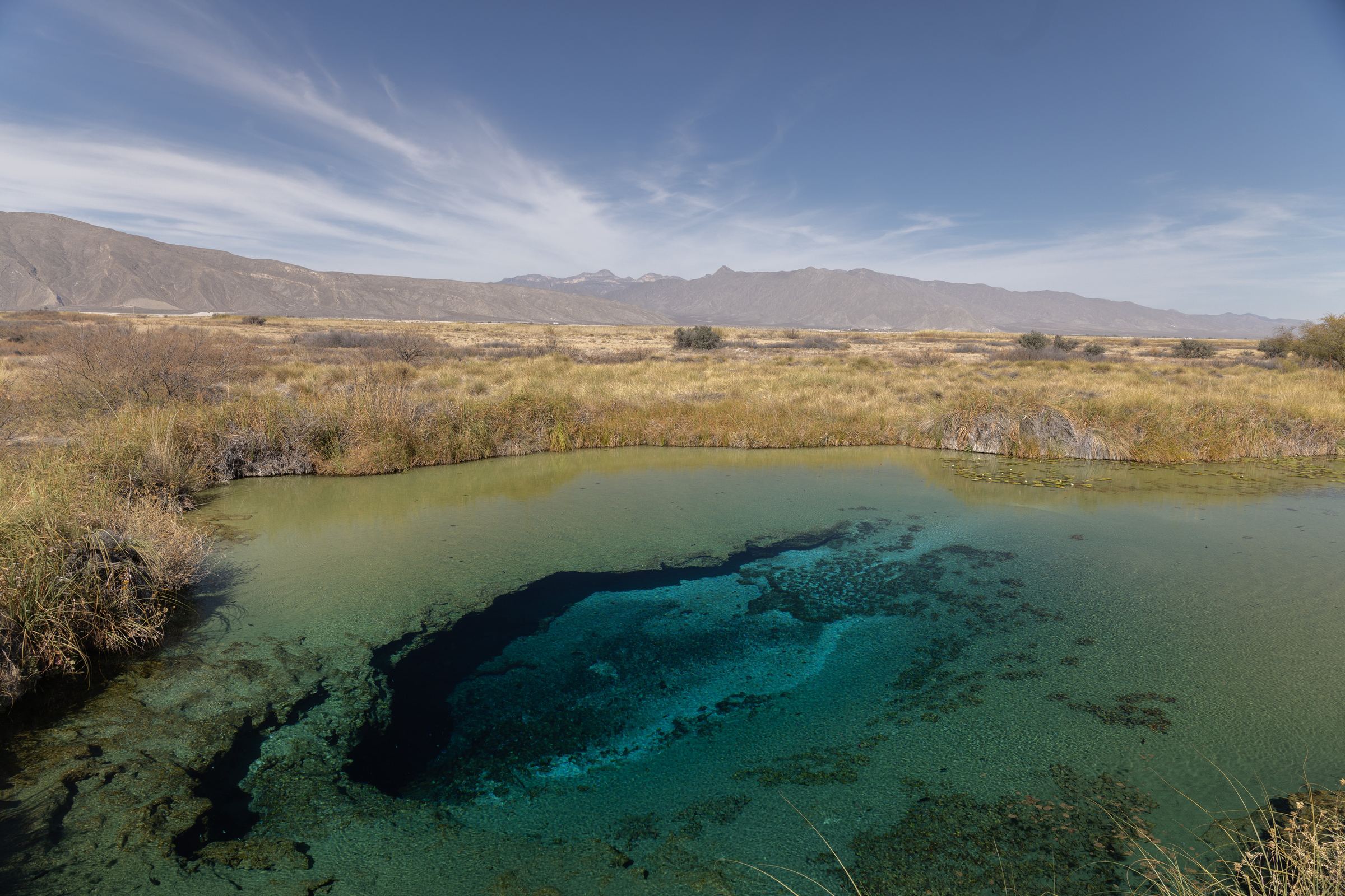 Poza azul con la sierra al fondo