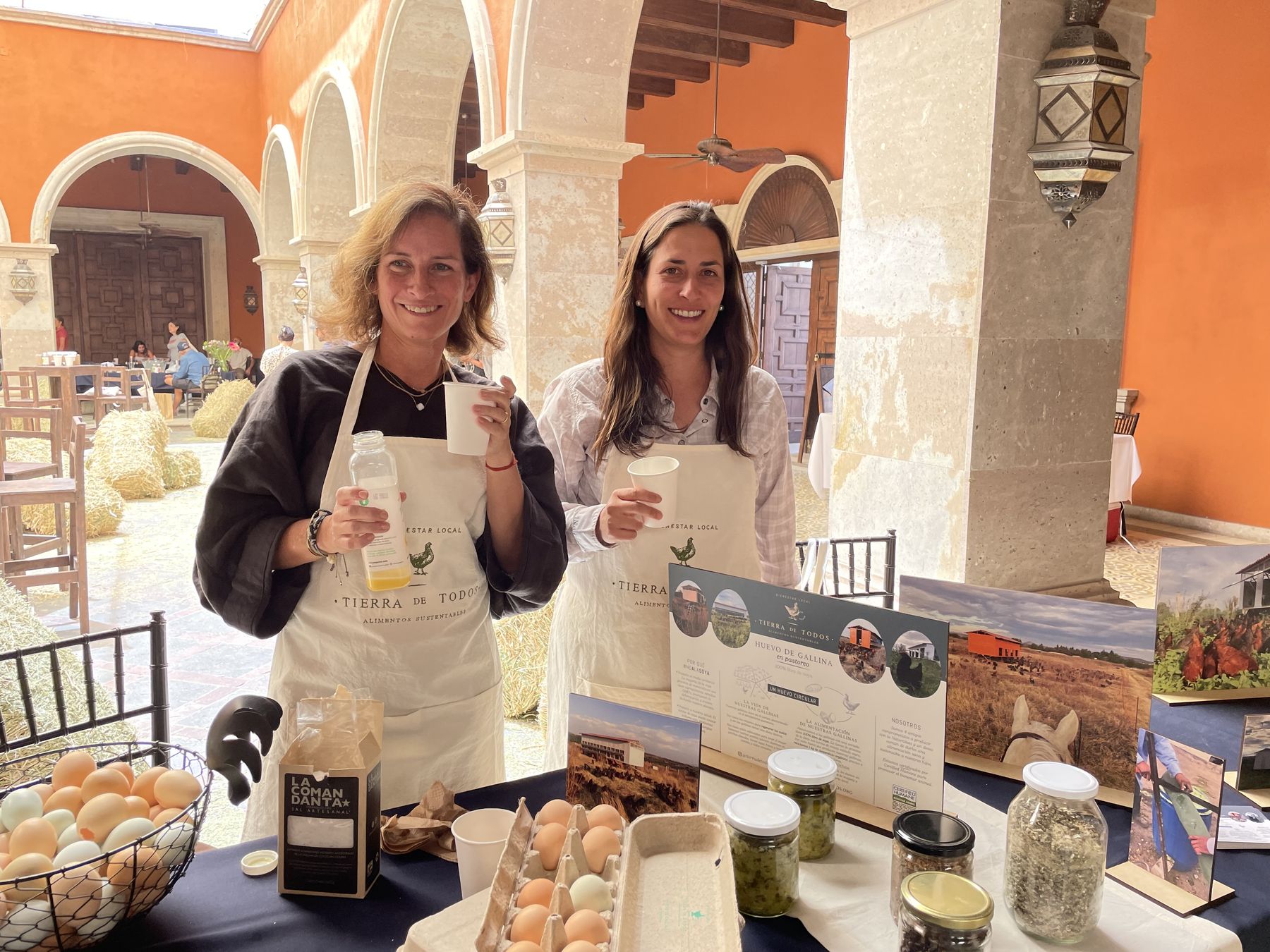 Productoras de Tierra de Todos en el Exhibit Hall de 2022