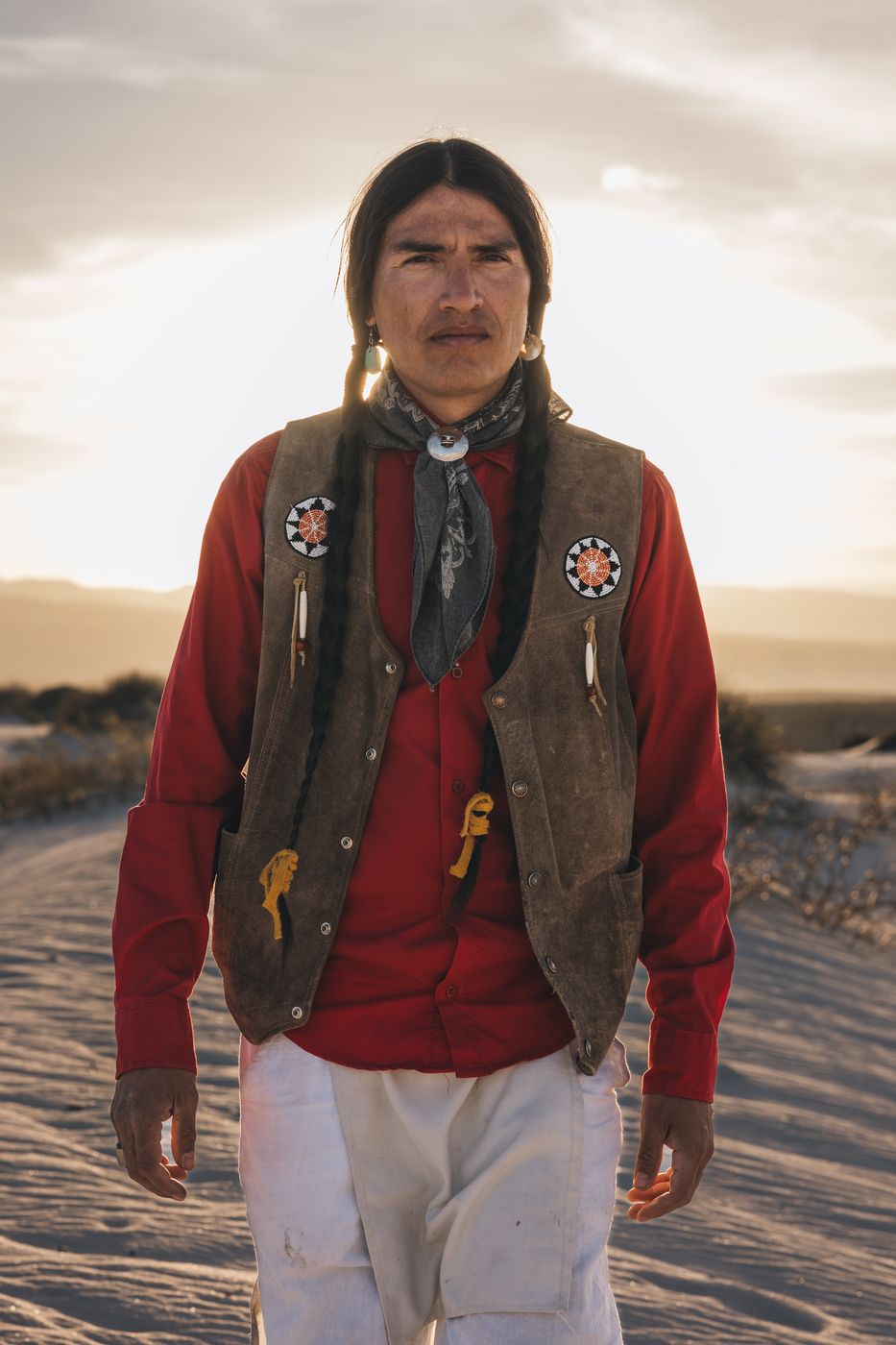 Juan Luis Longoria en las dunas de Cuatro Ciénegas